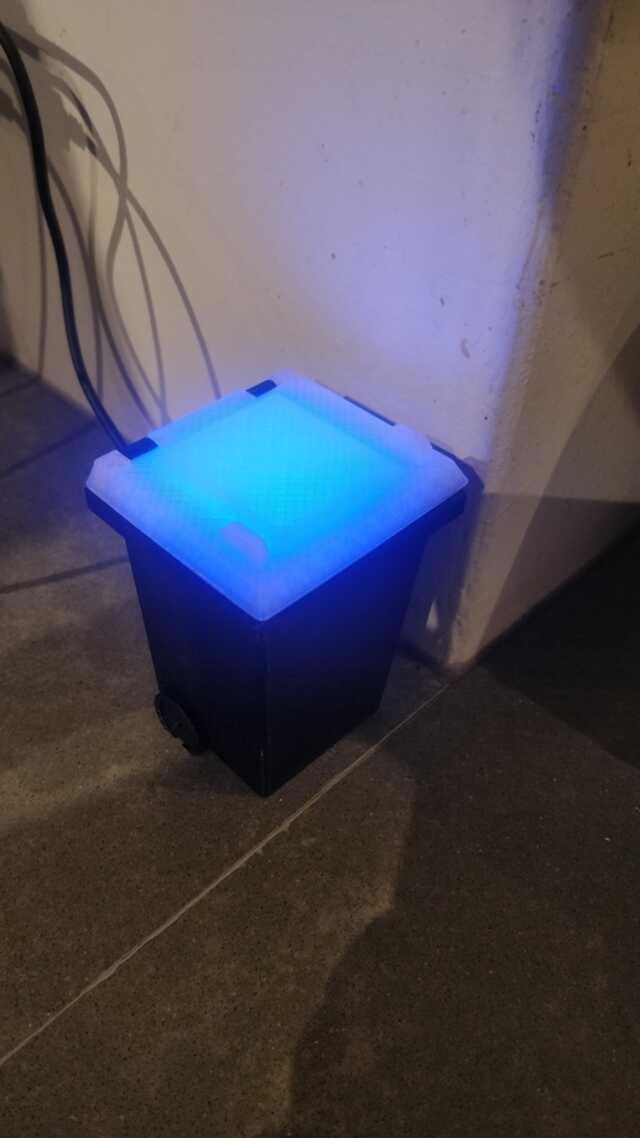 The completed model with a blue colored lid