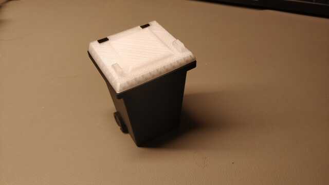 Model wheelie bin with closed lid